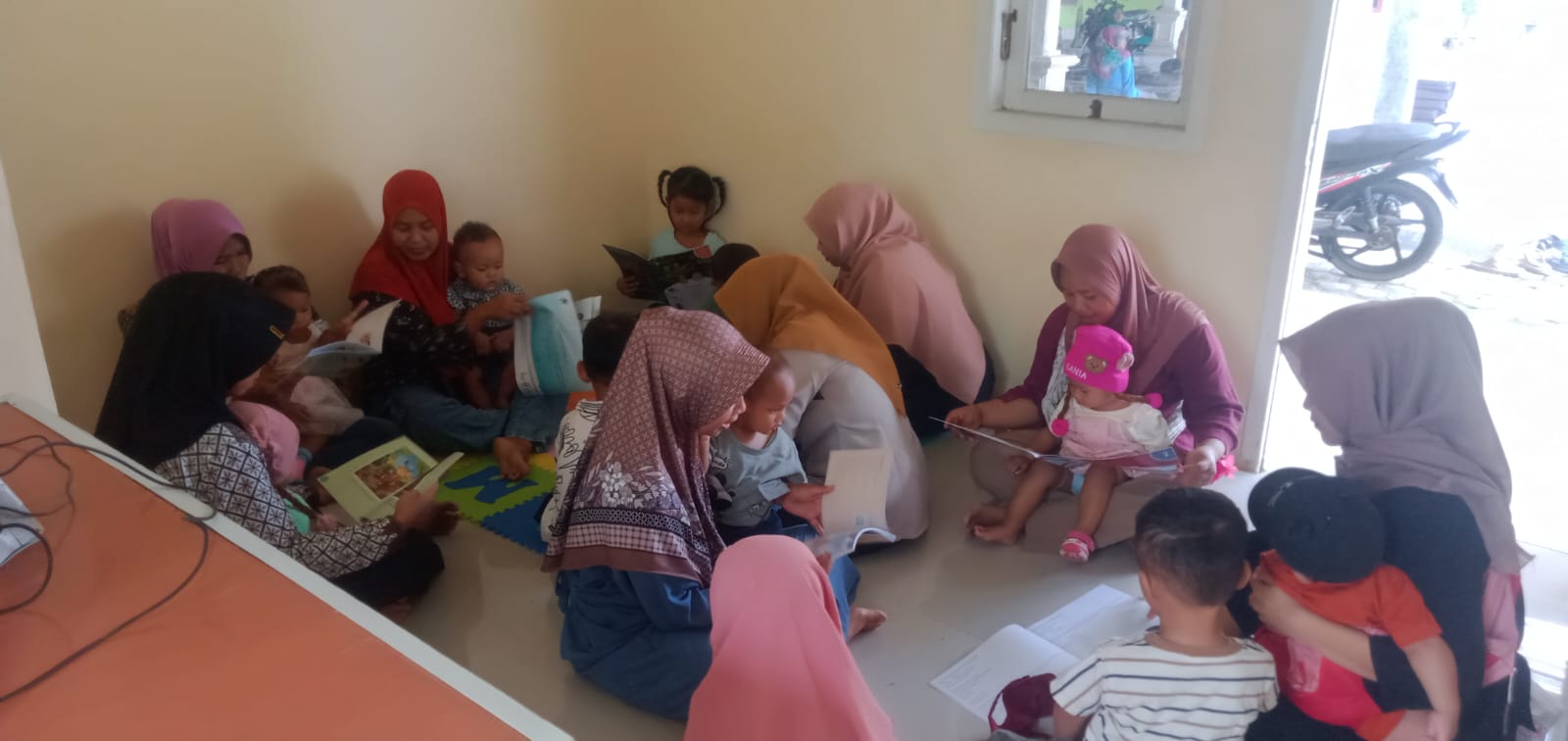 Aktivitas Membaca Anak di Ruang APE