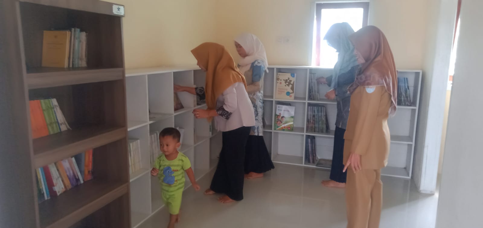 Koleksi Buku di Rak Utama